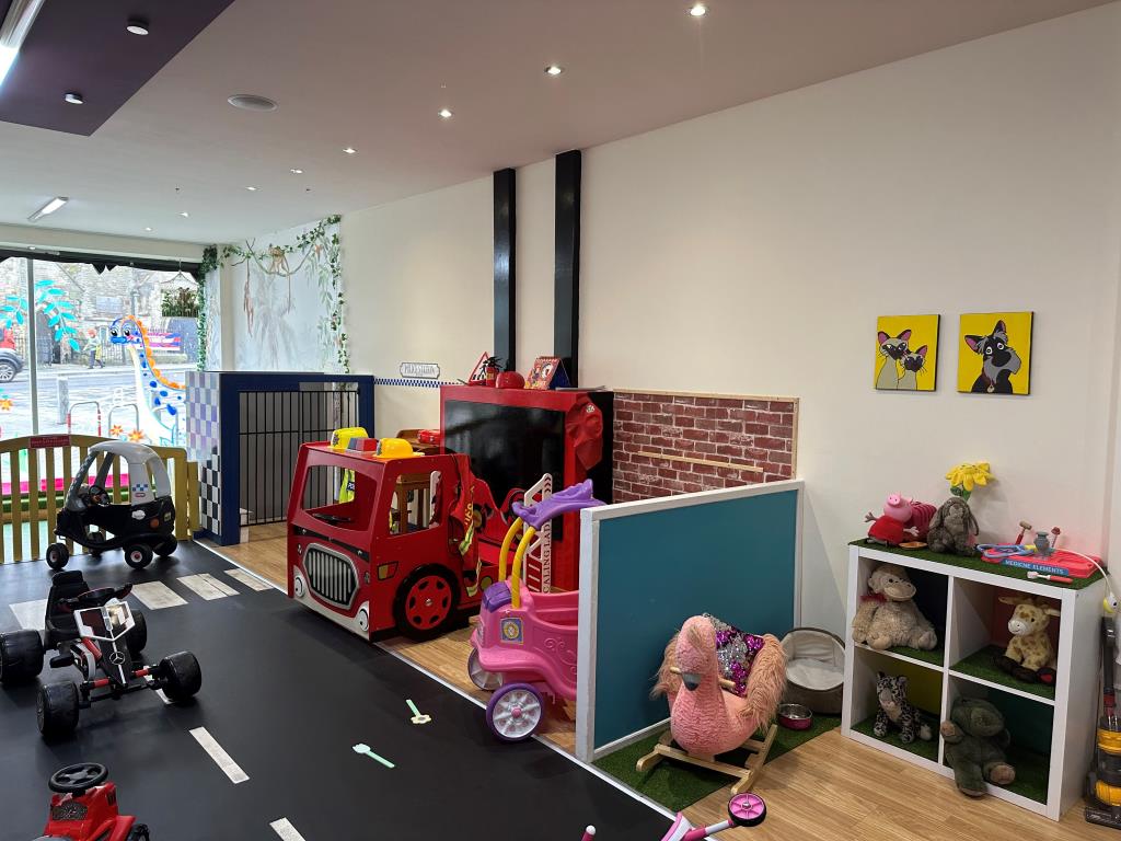 Lot: 17 - FREEHOLD BLOCK INVESTMENT COMPRISING TWO FLATS AND SHOP - Commercial unit currently used as a stay and play